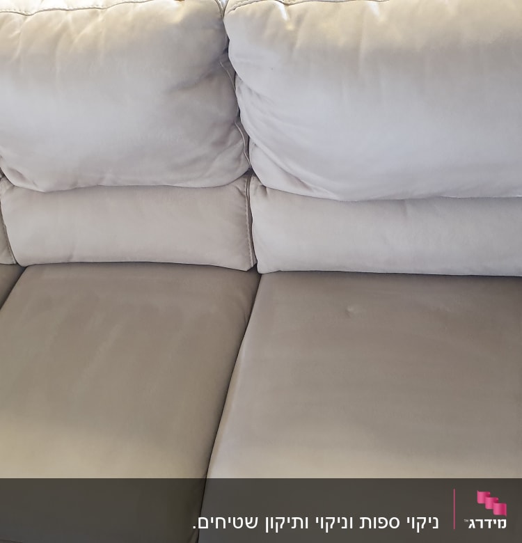 ספה אפורה עם כריות מושב ומשענת